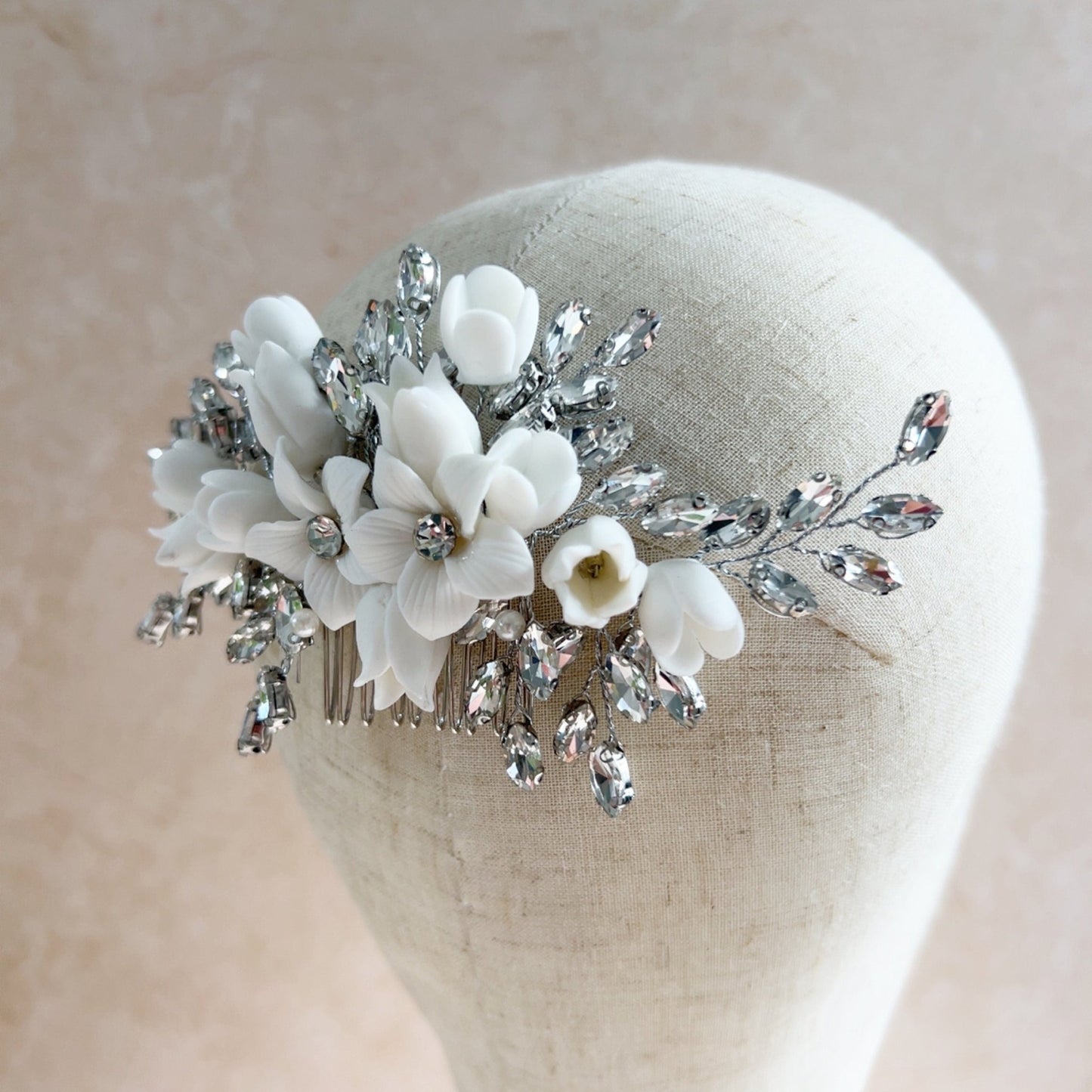 White bridal hair comb - Petal & Pearl