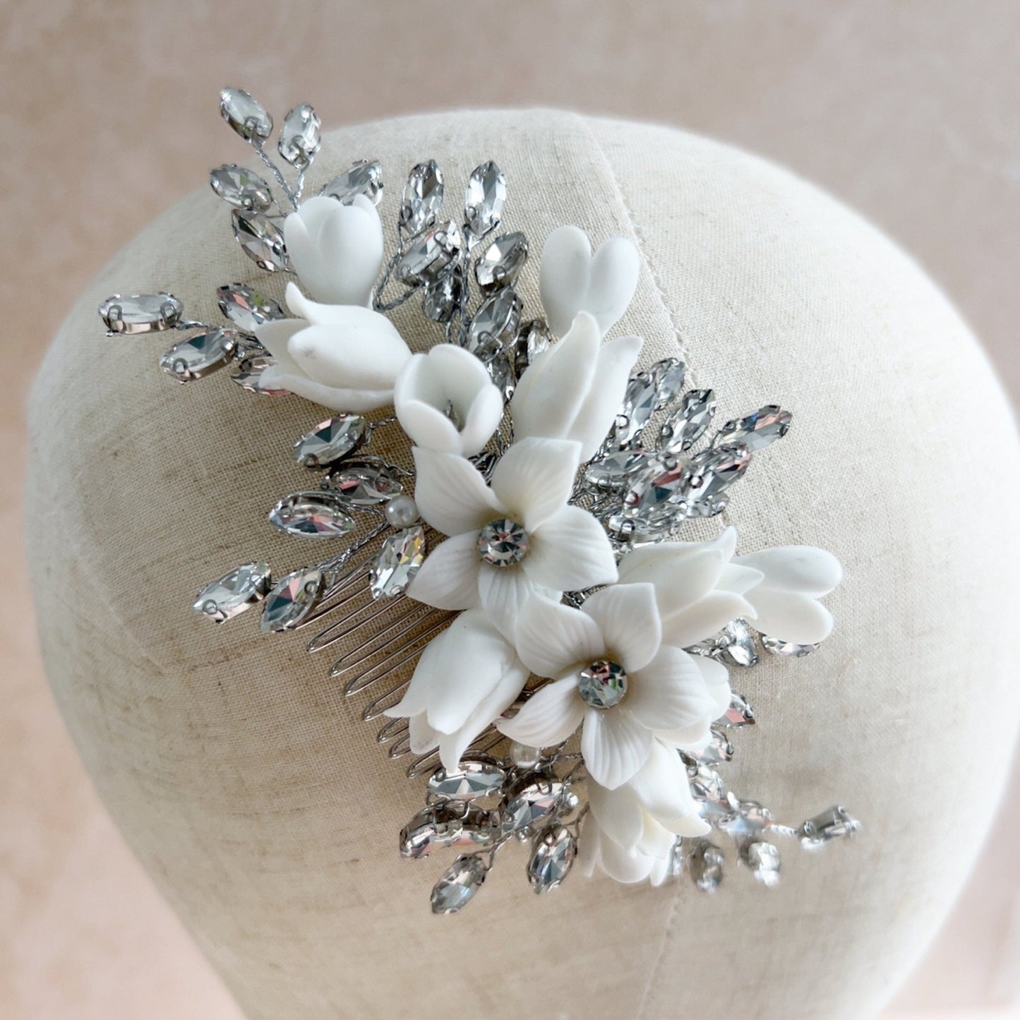 White bridal hair comb - Petal & Pearl