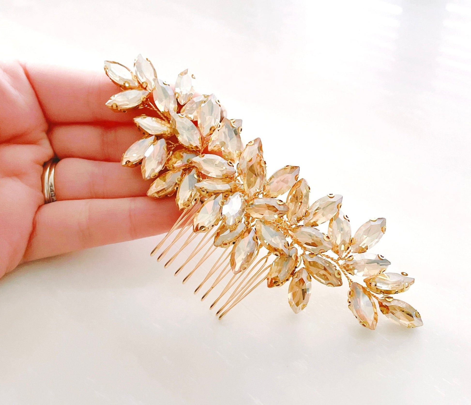 Enya gold hair comb - Petal & Pearl