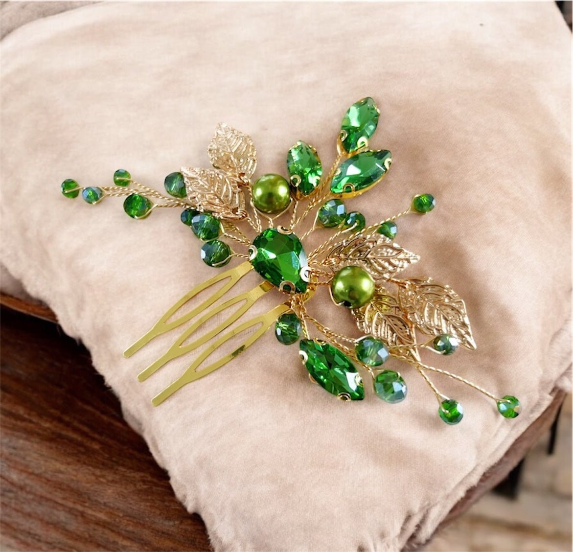 Vibrant green hair comb with gold leaves - Petal & Pearl