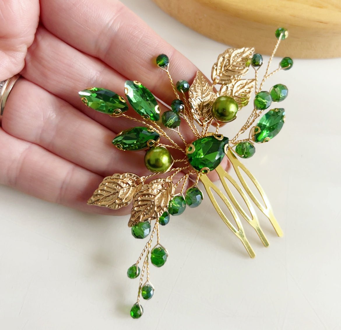 Vibrant green hair comb with gold leaves - Petal & Pearl