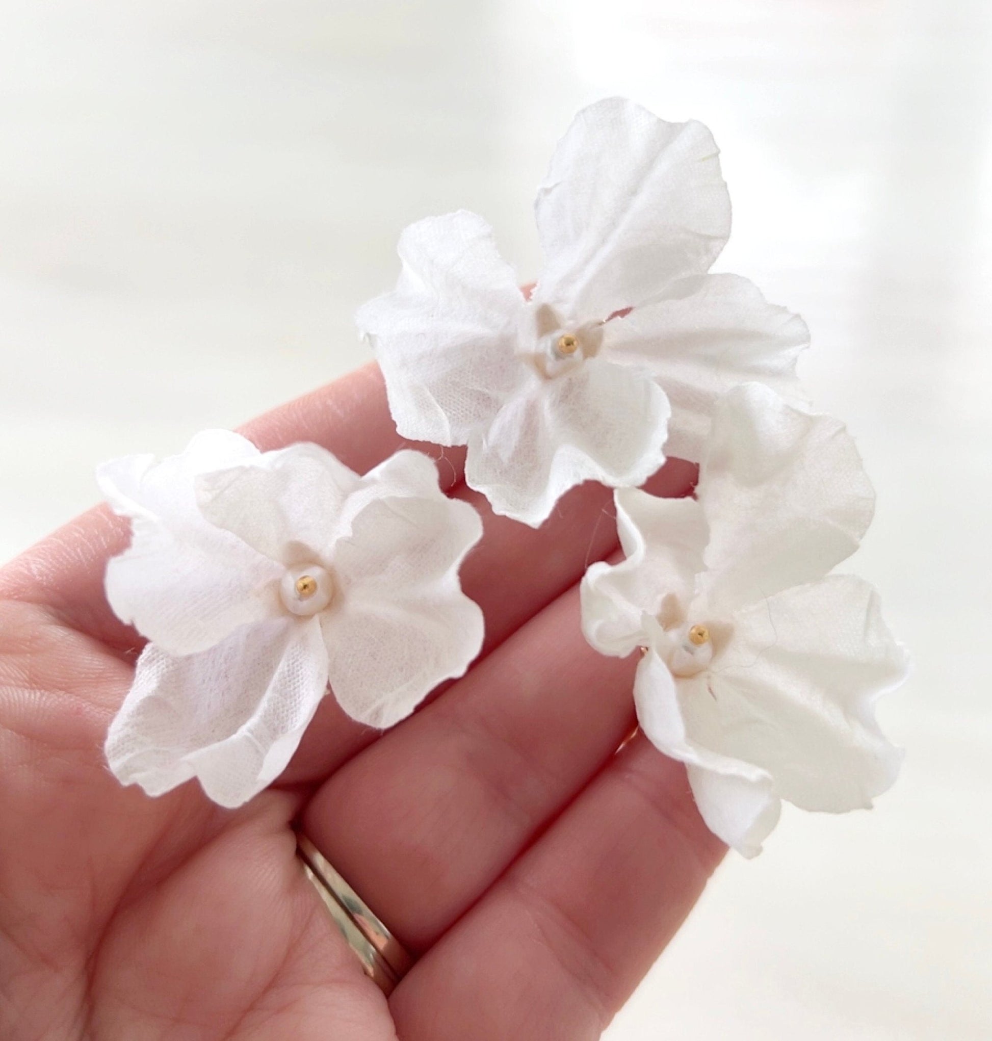 White flower hair pins - Petal & Pearl